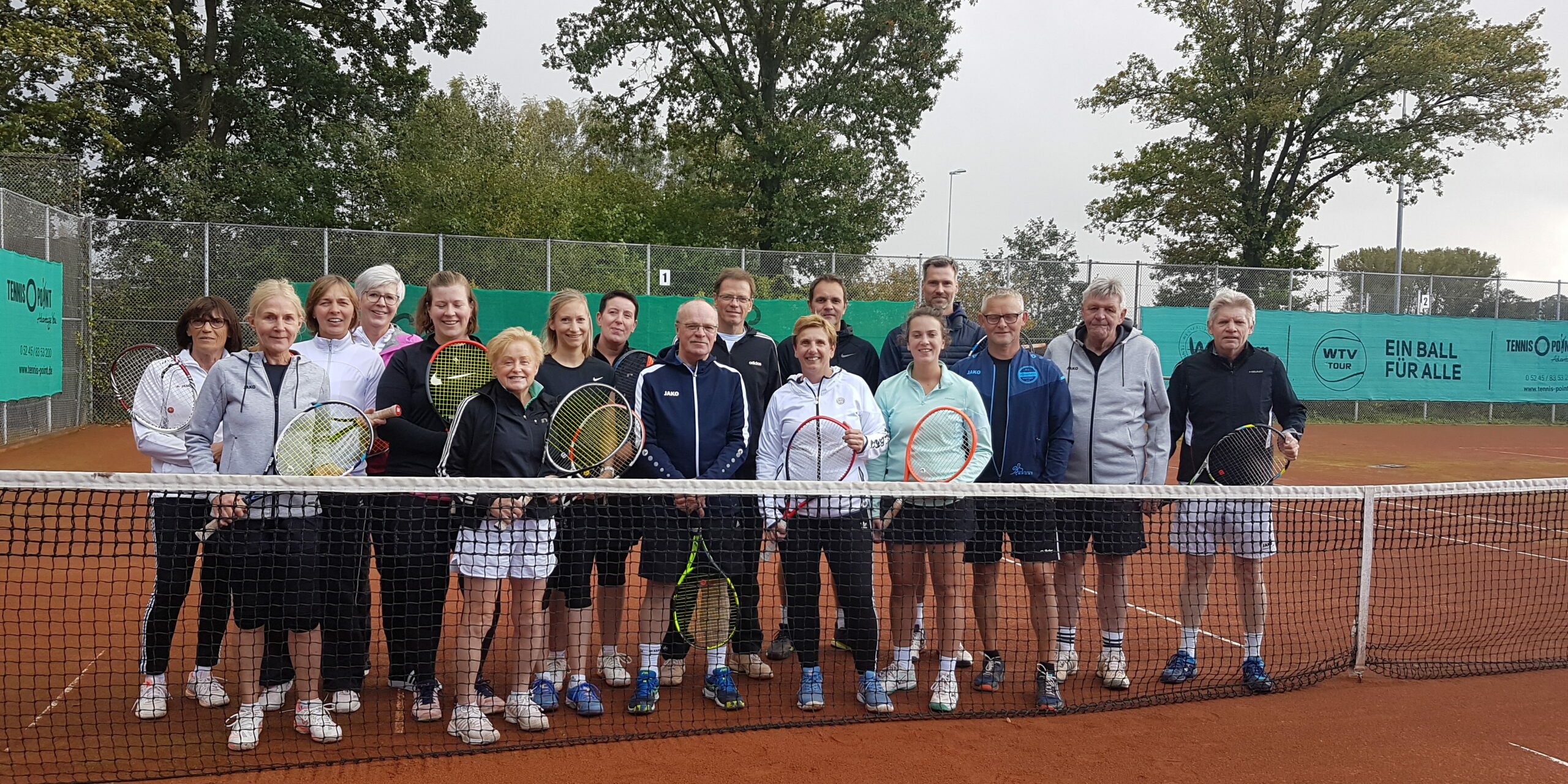 Foto-Abschluss-Tennissaison-2023-mit-anschliessendem-Weinfest-1